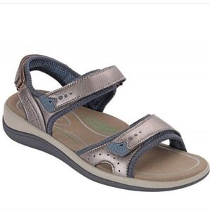 Comfortable Women's Metallic Taupe Strappy Sandal size 8.5 like new!